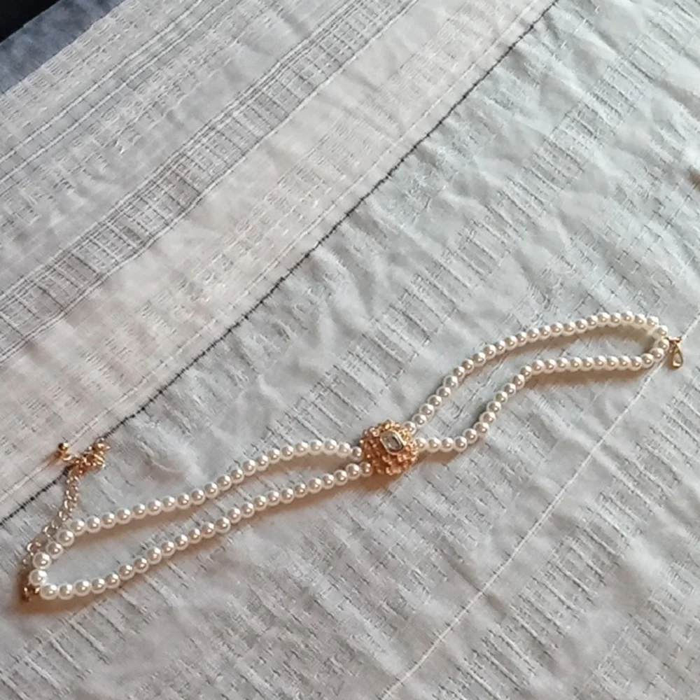 Elegant Gold and White Pearl Necklace - Picture 2 of 4